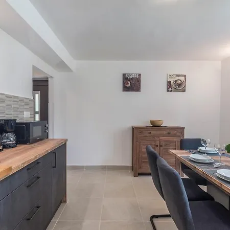 Holiday House Nono With Whirlpool Pazin